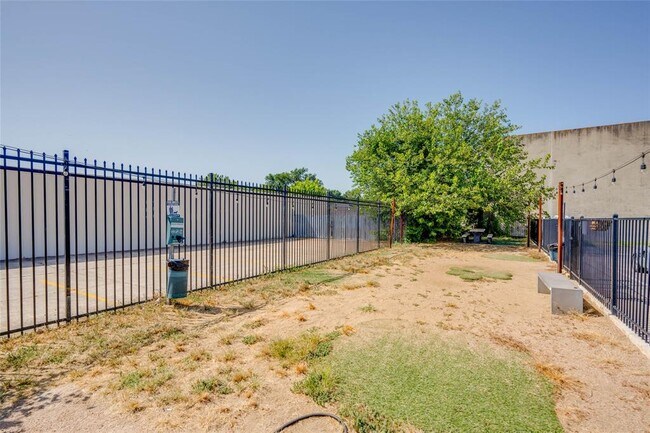Building Photo - 909 Reinli St