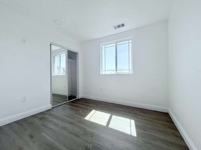 Building Photo - 1731 E 68th St
