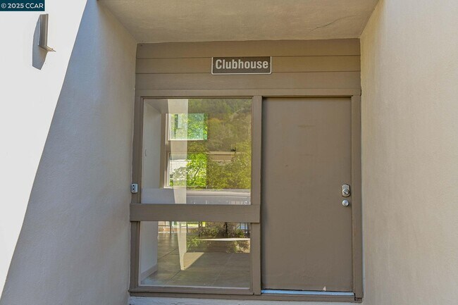 Building Photo - 2075 Ascot Dr