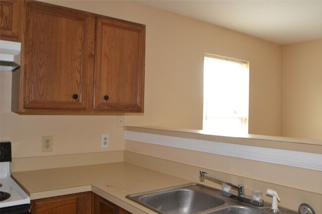 Building Photo - 304 Dell Ct