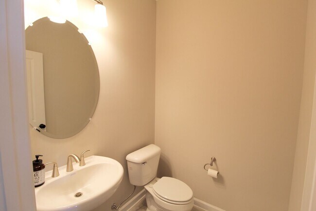 Building Photo - 3398 Monterey Dr