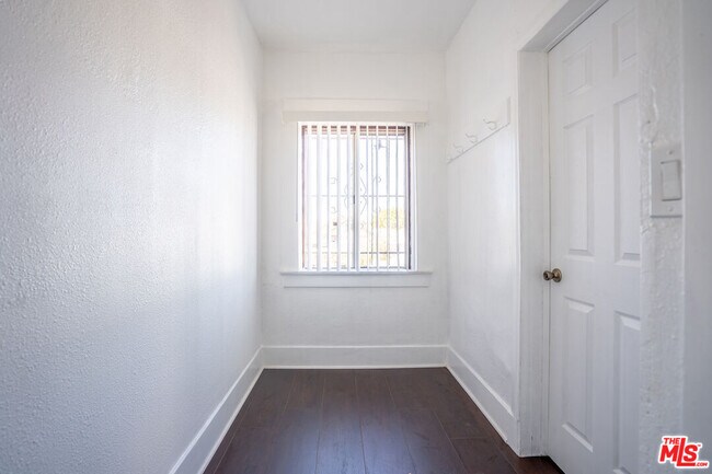 Building Photo - 2324 W Washington Blvd