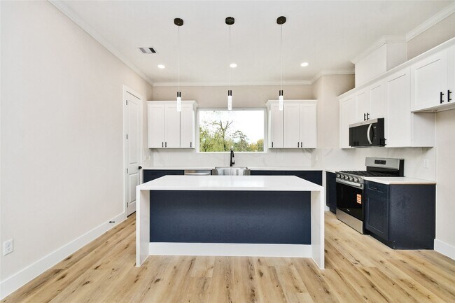 Building Photo - 3231 Tuam St