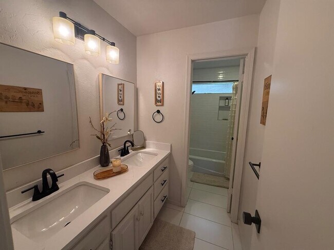 Building Photo - 1925 Plaza District Dr