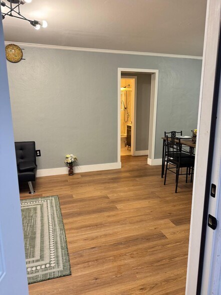 Open concept - 414 N 60th Way