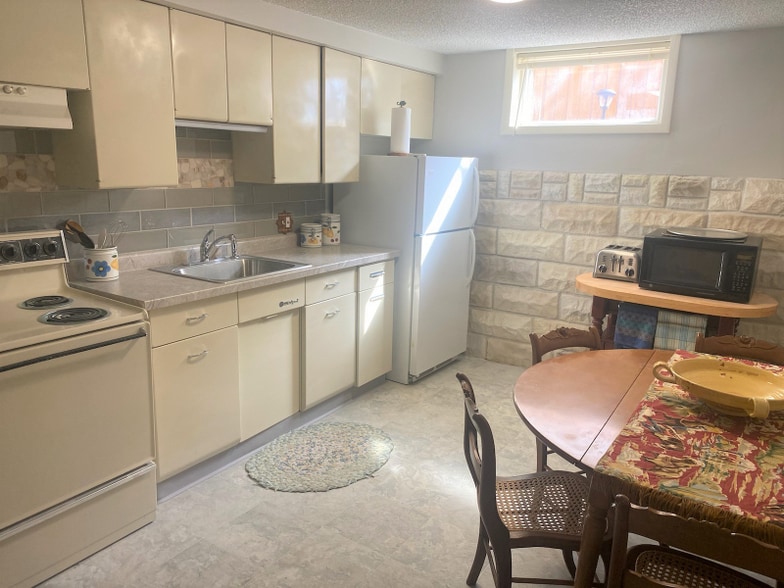 Building Photo - 207 E 22nd St