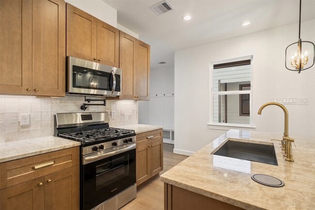 Building Photo - 882 Prosper St