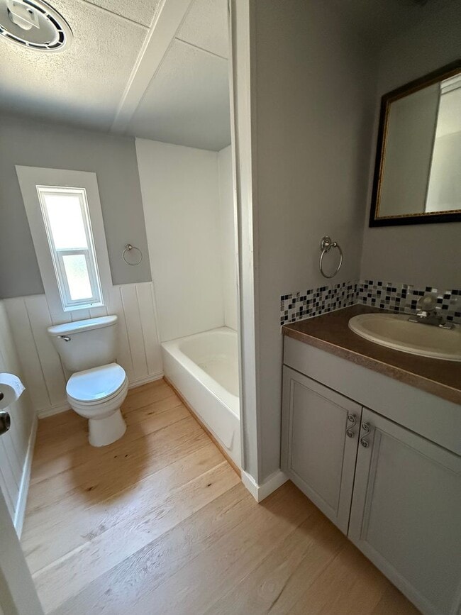Building Photo - Newly Remodeled 3 Bedroom Home