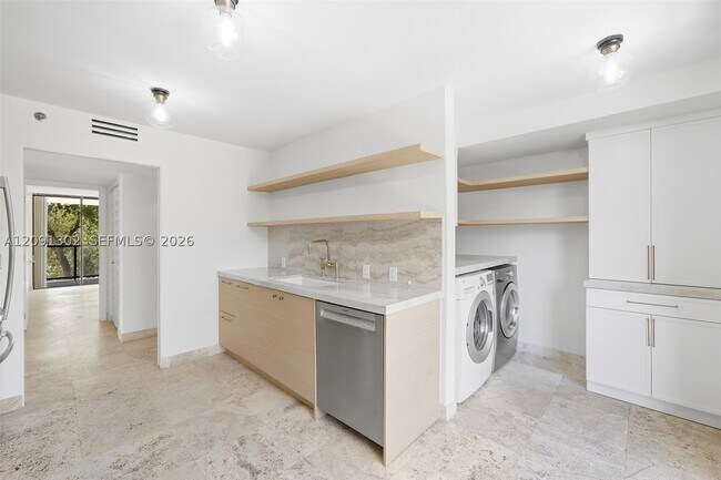 Building Photo - 2575 S Bayshore Dr