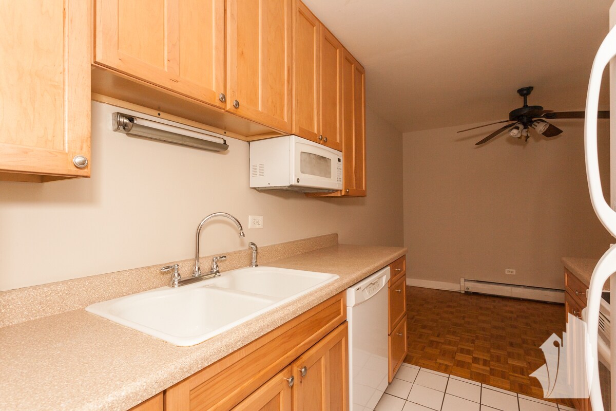 Building Photo - 420 W Aldine Ave