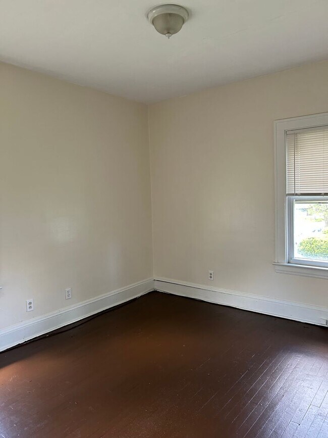 Building Photo - Spacious 3-Bedroom, 2-Bath First Floor  Ap...