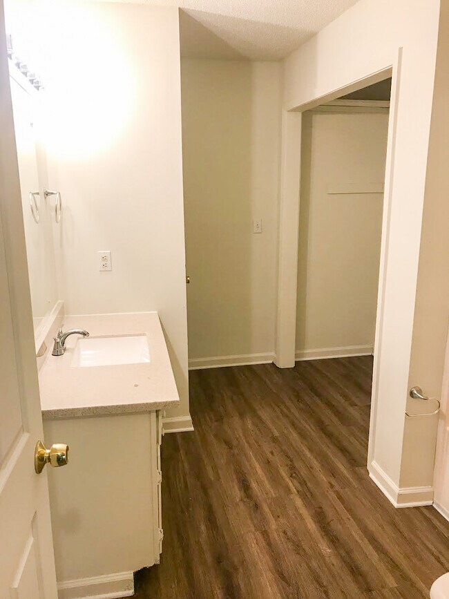 Building Photo - 1000 N Red St