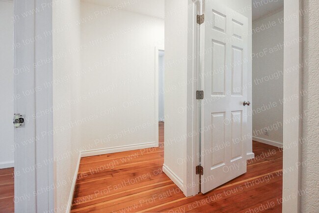 Building Photo - 5527 SE 71st Ave