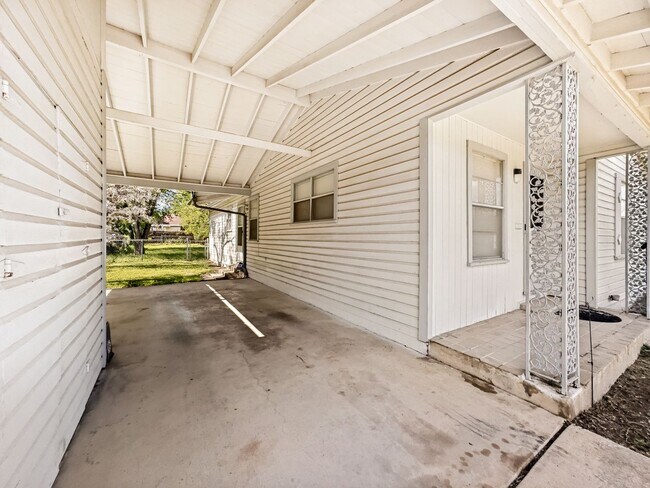 Building Photo - CHARMING DENVER HEIGHTS 3-BEDROOM