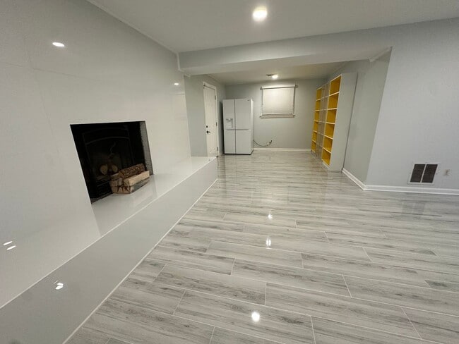 Building Photo - 805 Golden Arrow St