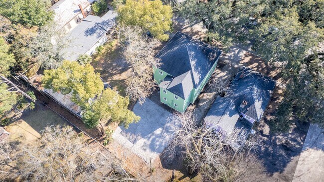 Building Photo - Stylish Upstairs 1BR in Historic District