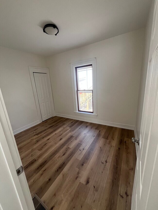 Building Photo - 393 Wellington Ave