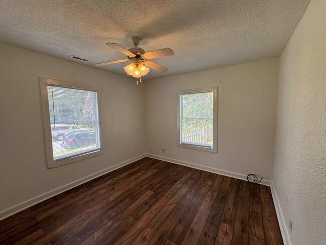 Building Photo - Central Asheville - Renovated Bungalow!