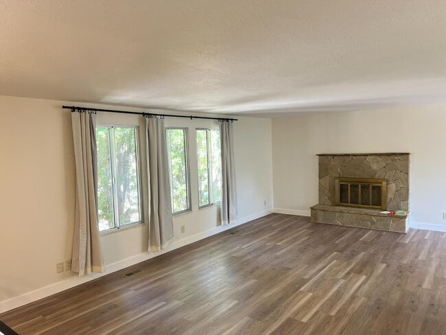 Building Photo - 1597 Navajo Dr