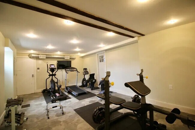 Building Photo - Furnished room/NOT APARTMENT