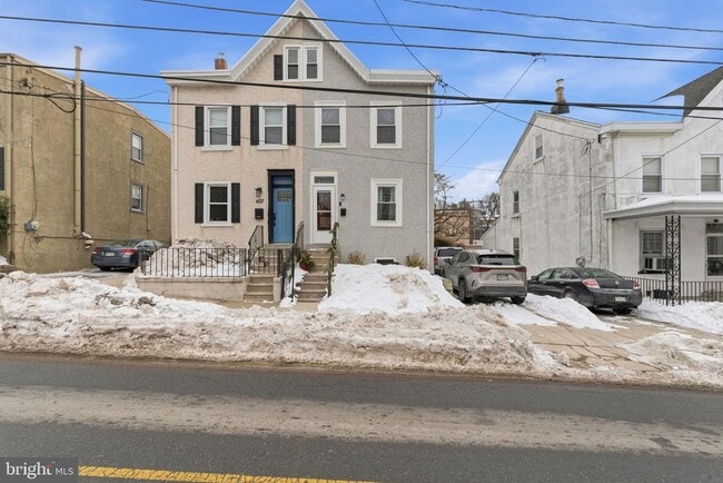 Building Photo - 405 Leverington Ave