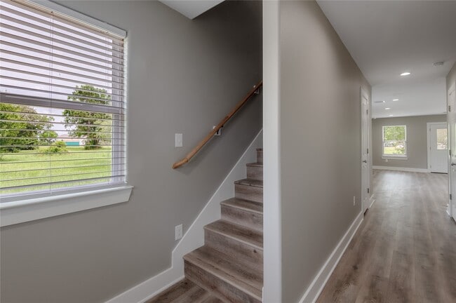 Building Photo - 140 Shady Oaks