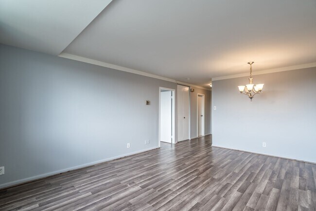 Building Photo - Stunning 1 Bed 1 Bath Condo In Popular High-Rise Fountains Building - Utilities Included