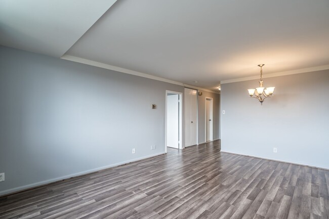 Building Photo - UTILITIES INCLUDED-Stunning 1 Bed 1 Bath Condo In Popular High-Rise Fountains Building