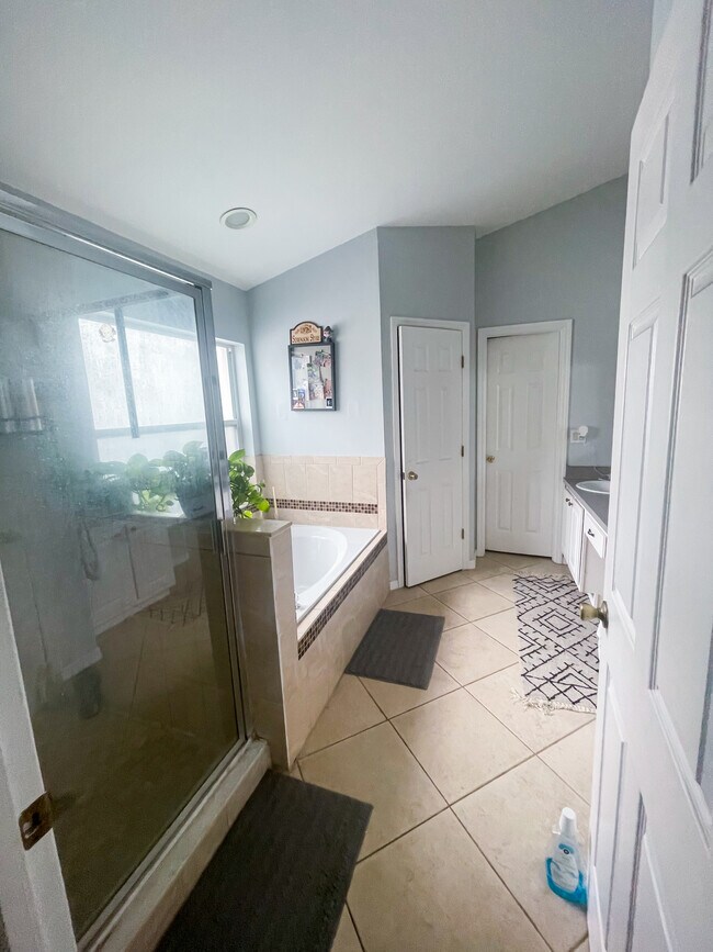 Building Photo - 4119 Forest Island Dr