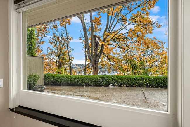 Building Photo - 2564 Dexter Ave N