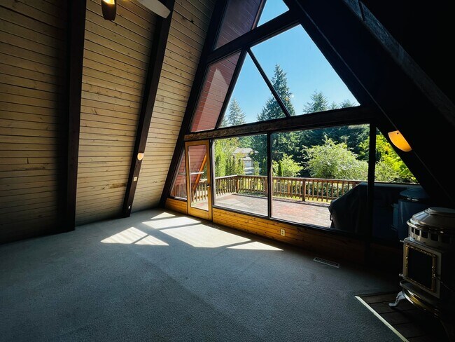 Building Photo - Wonderfully Eclectic Bainbridge Home, Perfect for Nature Lovers!