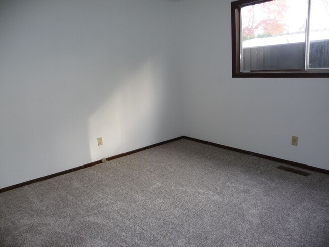 Building Photo - On cul de sac