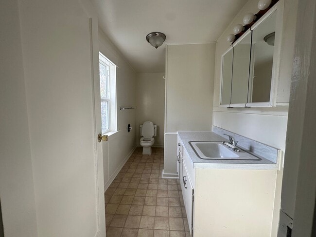 Building Photo - Cozy Quiet Grass Valley Charmer - 1/1 650 SF (Driveway, Parking, & Yard)