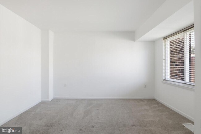 Building Photo - 264 N Stevenson Sq