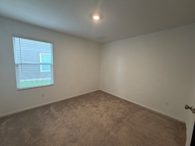 Building Photo - Three bed two bath two car garage in Sunset Oaks community.