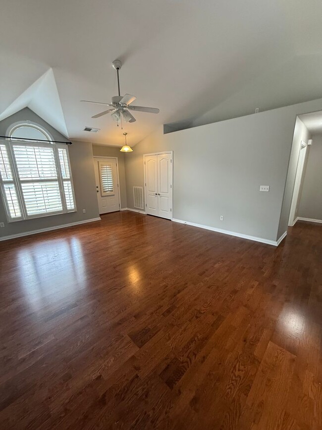 Building Photo - Charming 3-bedroom, 2-bathroom home located in the vibrant city of Lexington