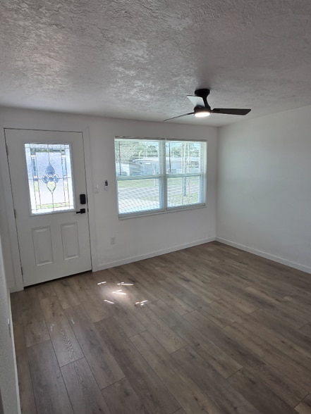 Building Photo - 7213 Seward Dr