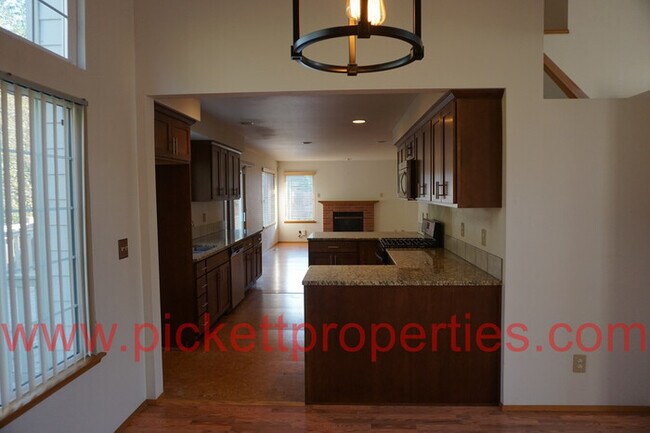 Building Photo - 12731 Plateau Cir NW