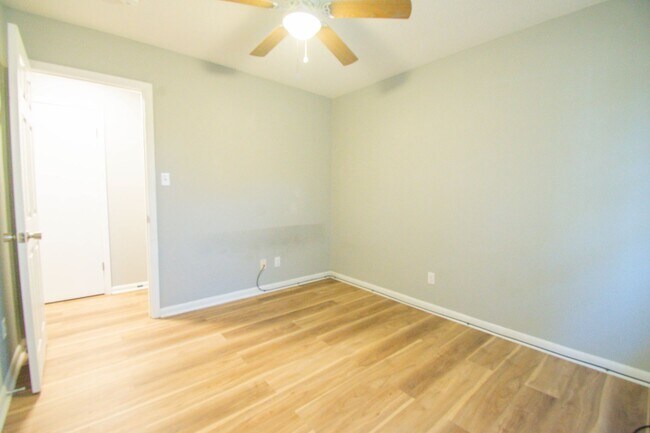 Building Photo - 3 Bedroom 2 Bathroom-Modern Upgrades