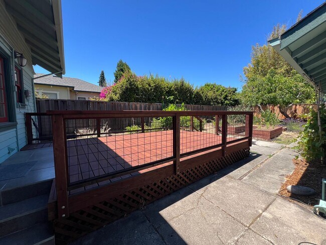 Building Photo - Charming 1910 Craftsman Home – 3BR/2BA + B...