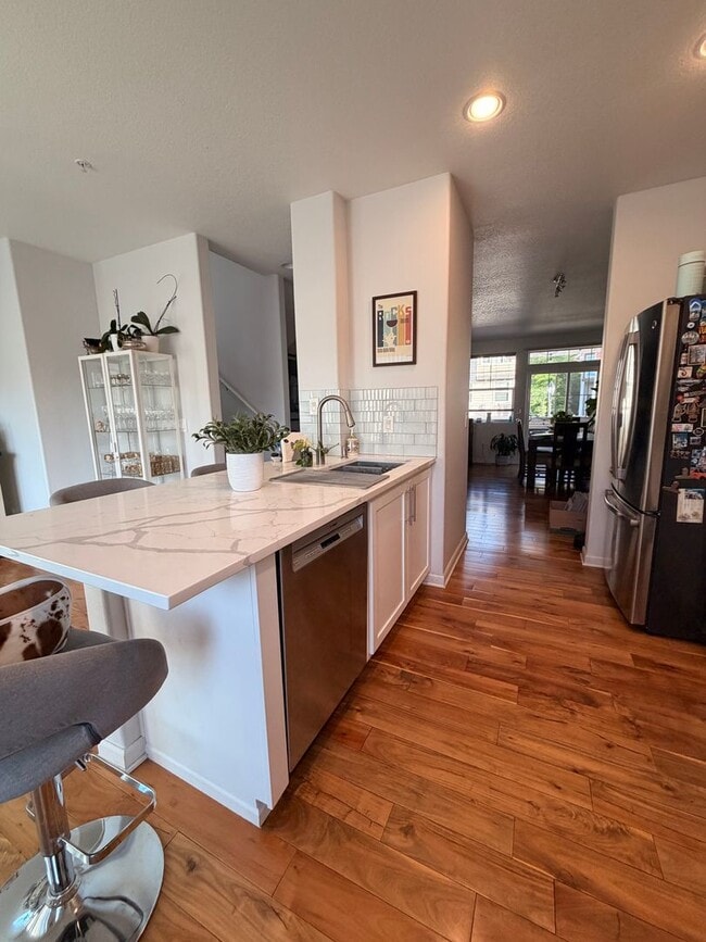 Building Photo - Beautifully updated end-unit townhome just one block from Progress Lake.