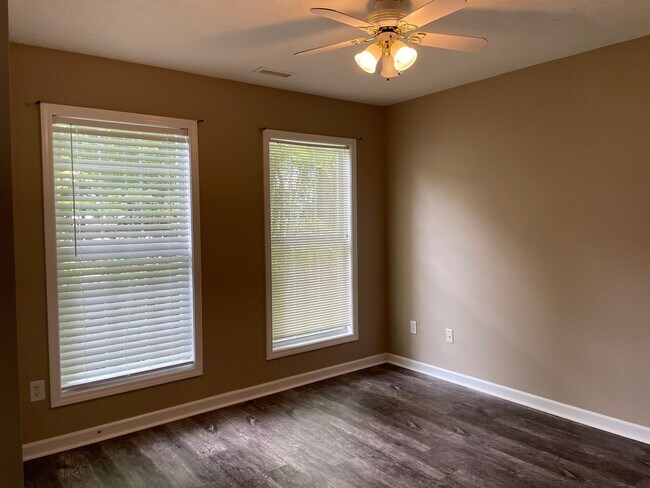Building Photo - Beautiful 2 bed, 1 full, 2 half bath 2 sto...