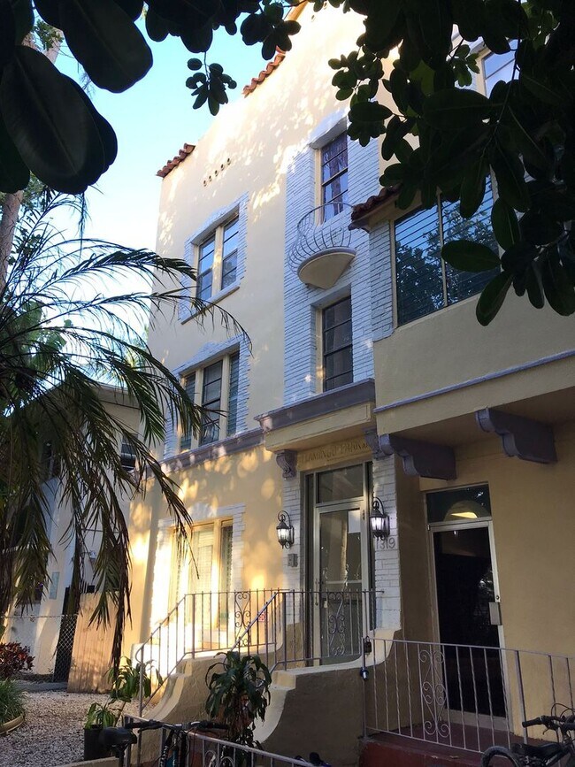 Building Photo - Amazing Apt next to the Park!