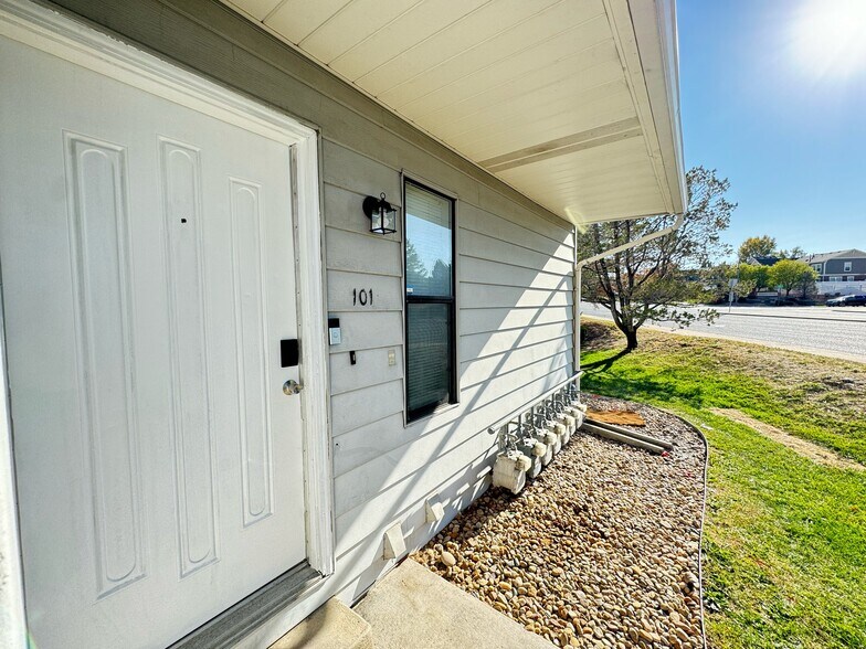 Building Photo - 17074 E Tennessee Dr