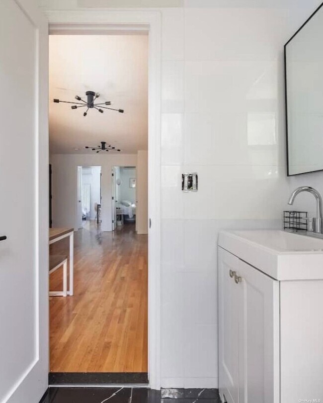 Building Photo - 24 Hinsdale St