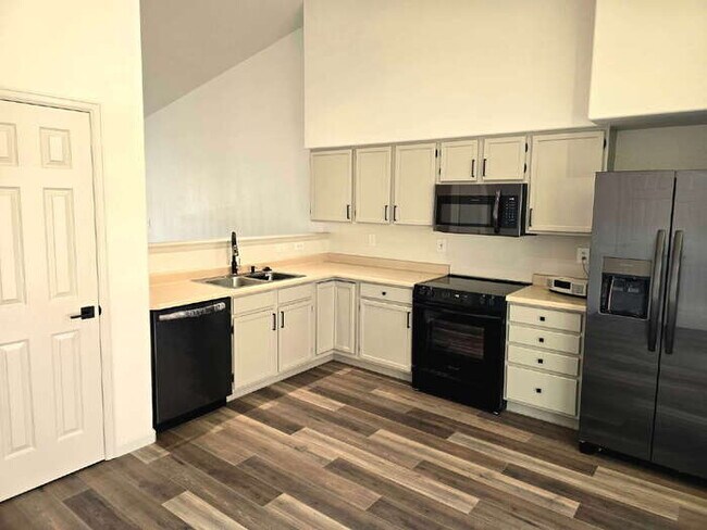Building Photo - Beautifully Remodeled 2 Bed, 2 Bath, Single level Townhome, 2 car garage.