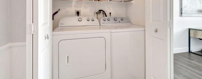 Building Photo - 804 E Windward Way