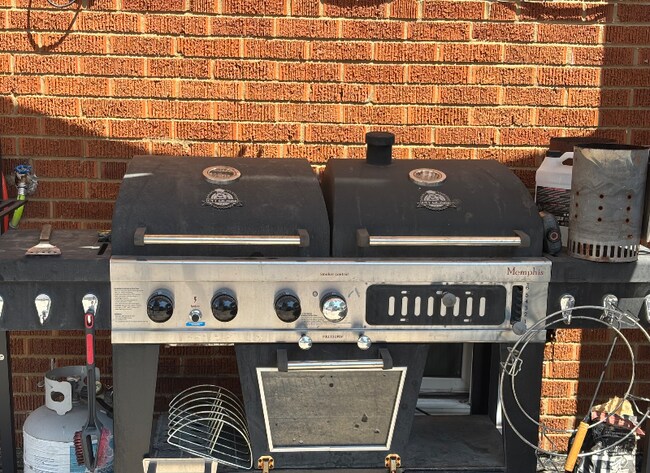 Building Photo - 10624 Mayfield Ave