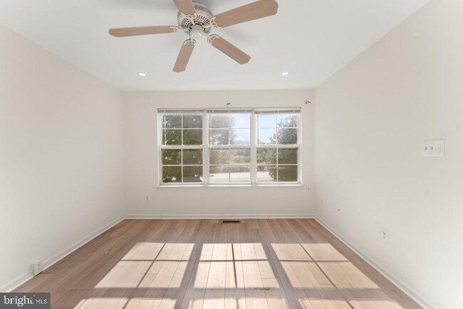 Building Photo - 44210 Shady Glen Terrace