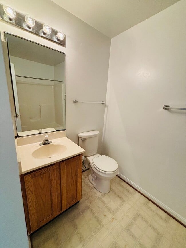 Building Photo - 2 Bedroom 2.5 Bathroom Townhouse